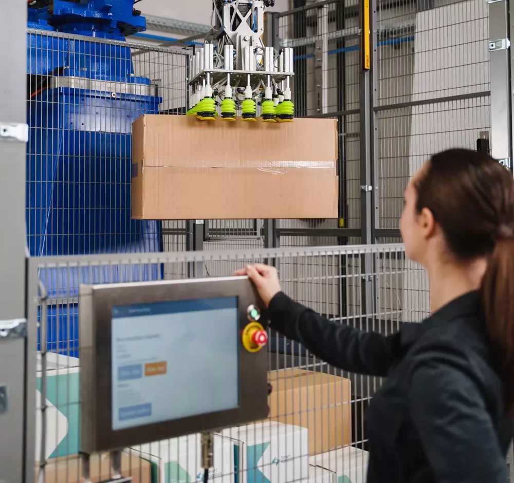 Human operator watching the Smart Mixed Case Palletizer