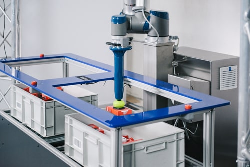 E-commerce fulfillment with a pick & place robot